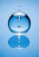 Photo une bulle avec des gouttes d'eau qui est sur un fond bleu