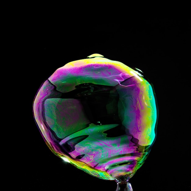 Bulle de savon dans des couleurs colorées sur fond noir