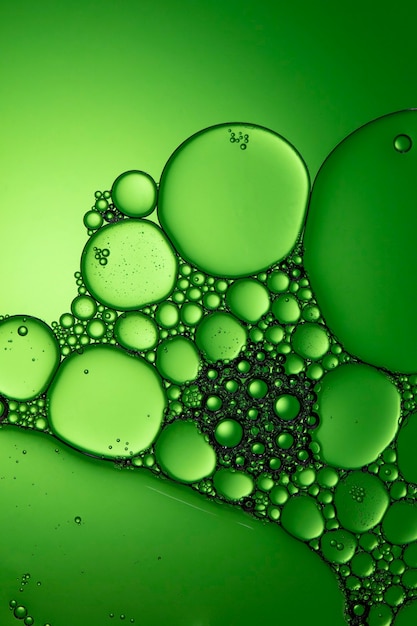 bulles d'air dans un mur de ton vert liquide
