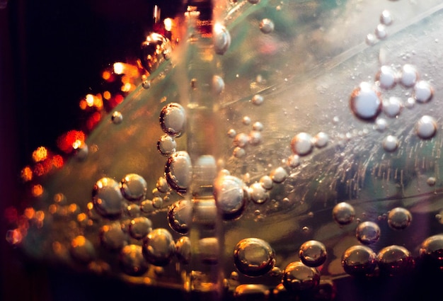 Photo bulles d'air sur un morceau de glace dans un soda liquide