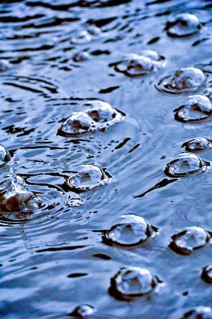 Bulles d'air à la surface du sentier lorsqu'il pleut