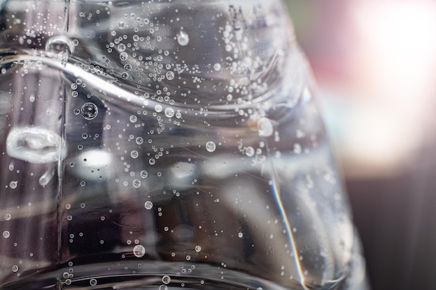 Bulles dans une bouteille d'eau au soleil