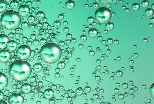 Bulles dans une eau verte avec un fond vert