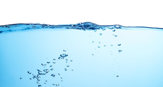 Les bulles d'eau flottent sous l'eau, la fraîcheur, l'eau pure, les éclaboussures sur un fond blanc.