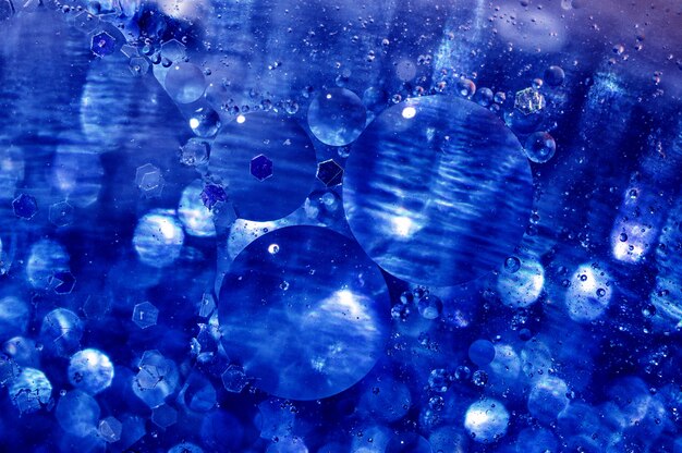 Bulles d'eau et d'huile, belle couleur abstrait sur la base de cercles bleus et ovales