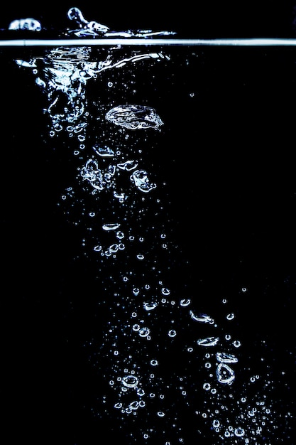 Photo bulles d'eau isolées sur fond noir