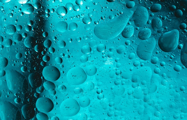Bulles d'eau uniformément placées de manière abstraite. Bleu classique, aqua Menthe couleur tendance 2020.