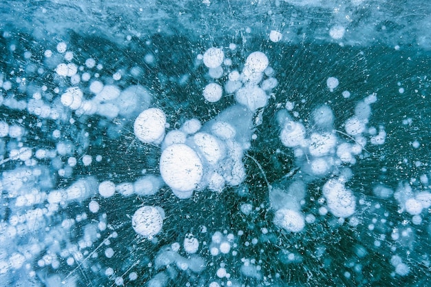 Bulles de glace naturelles sur un lac gelé en hiver