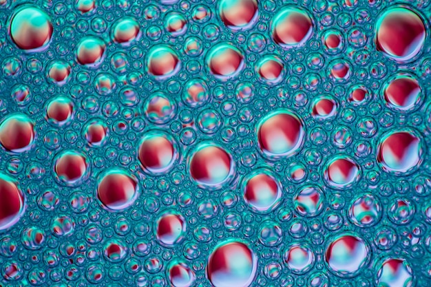 Bulles rouges sur fond bleu. photo de haute qualité