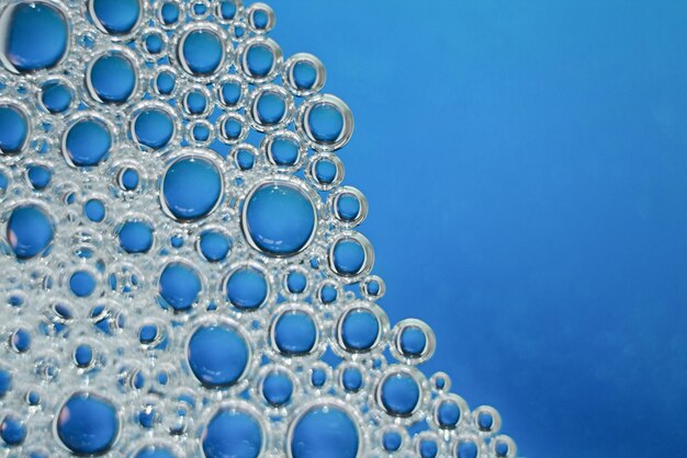 Bulles de savon bleues en macro