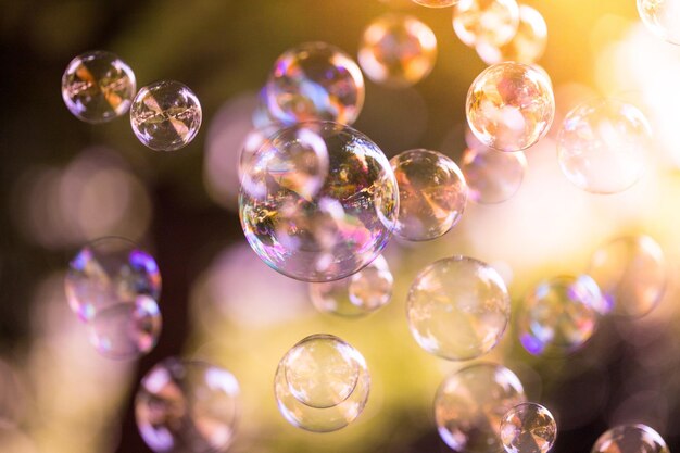 Bulles de savon flottant dans l'air l'été