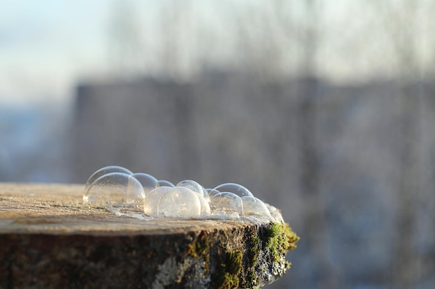 Les bulles de savon gèlent dans le froid. L'eau savonneuse de l'hiver gèle dans l'air.