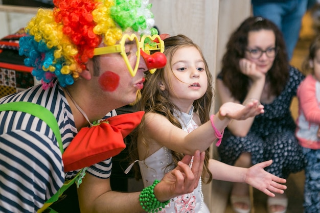 Des bulles de savon montrent des clowns à la fête des enfants