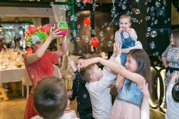 Des bulles de savon montrent des clowns à la fête des enfants