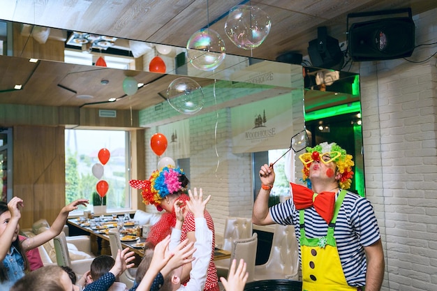 Des Bulles De Savon Montrent Des Clowns à Une Fête Pour Enfants Des Clowns Organisent Des Spectacles Pour Des événements Pour Enfants