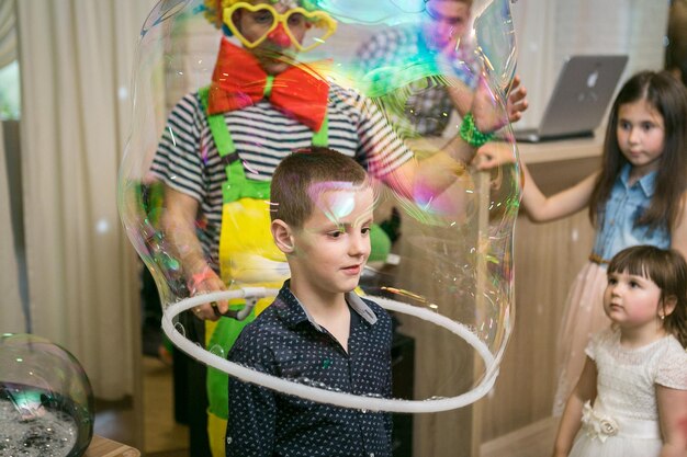 Des bulles de savon montrent des clowns à une fête pour enfants Des clowns organisent des spectacles pour des événements pour enfants