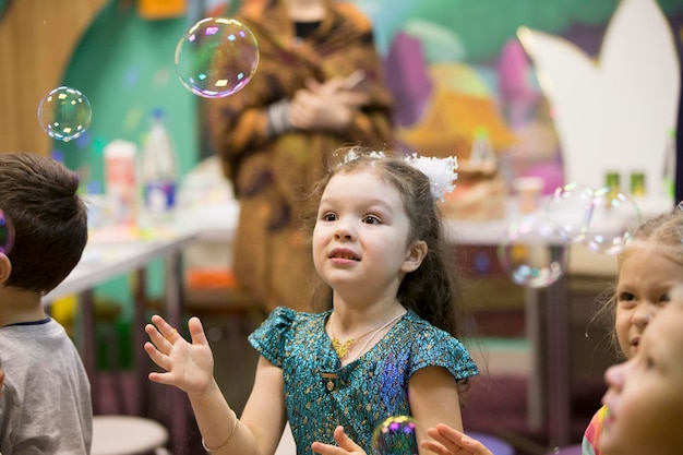 Les bulles de savon montrent la fête des enfants pour faire éclater la bulle de savon