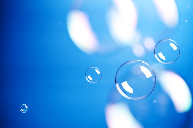 Bulles de savon sur une surface bleue