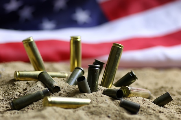 Bullet et drapeau américain dans la guerre du sable