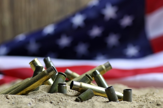 Photo bullet et drapeau américain dans la guerre du sable