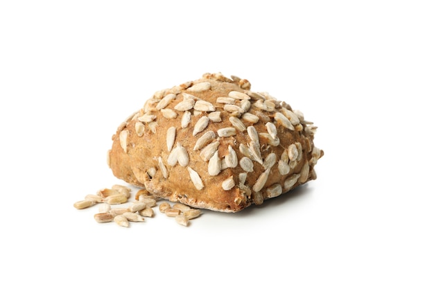 Bun aux graines de tournesol isolé sur blanc