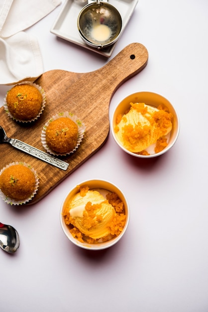 Bundi laddu ou Motichoor Ice cream est une fusion de glaces avec le motichur laddoo sucré traditionnel indien d'Inde, mise au point sélective