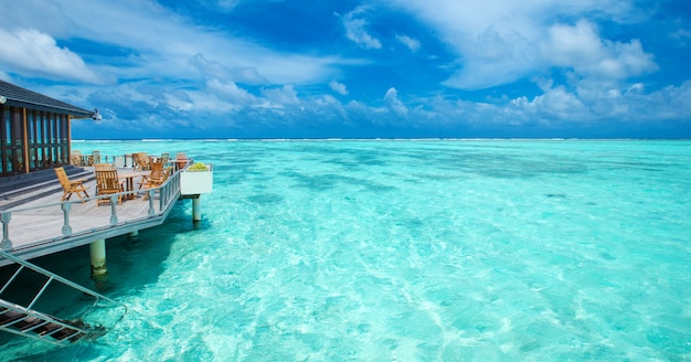 Bungalow sur l'eau des Maldives sur le paysage de l'eau de l'océan