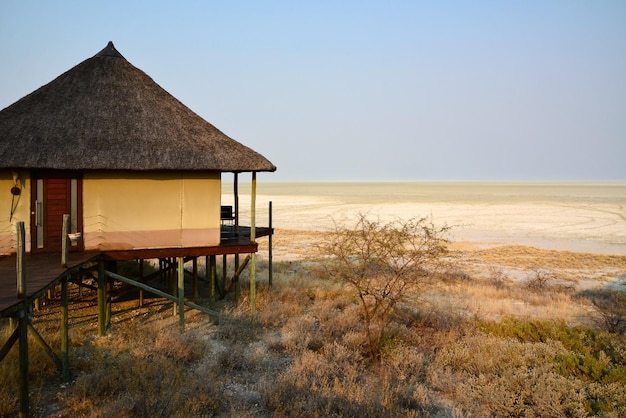 Un bungalow pour touristes dans le désert africain près d'une vallée de sable