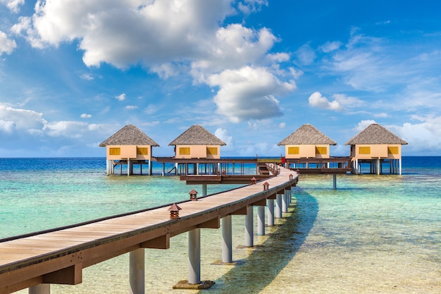 Bungalows sur pilotis sur une île tropicale aux Maldives