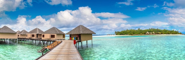 Bungalows sur pilotis sur une île tropicale aux Maldives