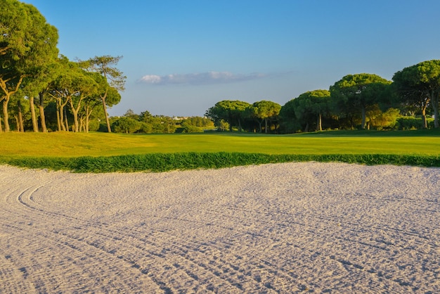 Bunkers de sable sur le magnifique parcours de golf