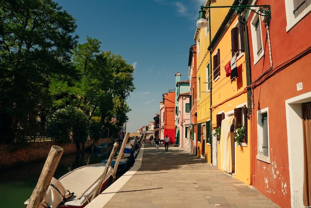 Photo burano italie nov 2021 l'île de burano avec de belles maisons multicolores