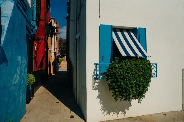 Photo burano italie nov 2021 l'île de burano avec de belles maisons multicolores