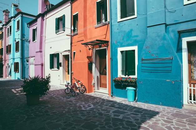 Burano, Venise, Italie - 2 juillet 2018 : vue panoramique sur les maisons aux couleurs vives de Burano est une île de la lagune de Venise. Les gens marchent et se reposent dans les rues. Journée ensoleillée d'été et ciel bleu