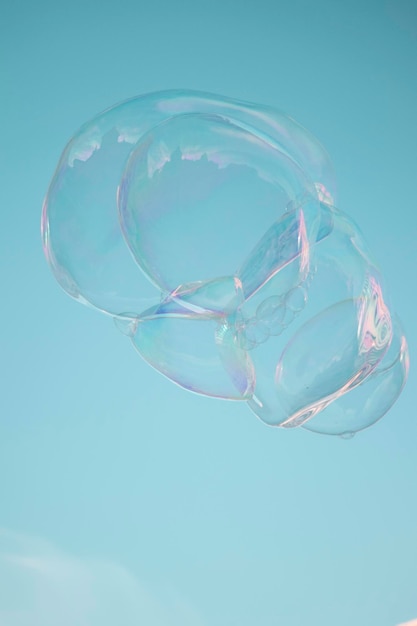 Photo burbuja de jabon fondo bleu