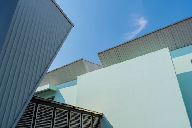 Bureau d'affaires avec ciel bleu Bâtiment d'entreprise en ville