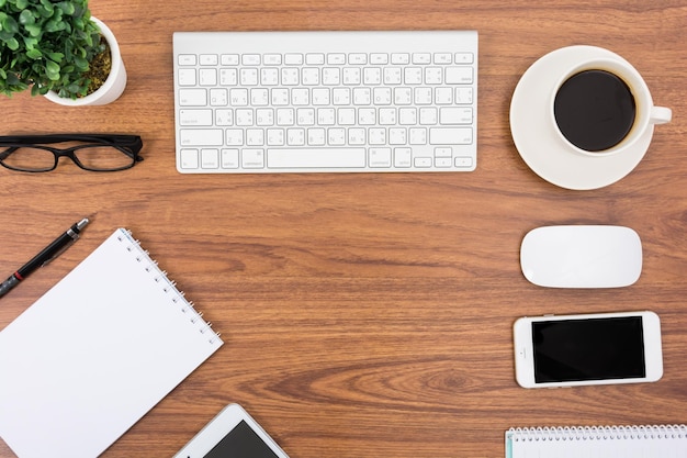 Bureau d'affaires avec clavier, souris et stylo