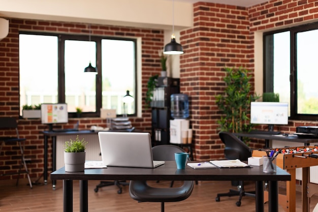 Bureau d'affaires vide avec équipement et mobilier pour les travaux financiers. Personne dans la salle de réunion avec un ordinateur portable et un ordinateur, utilisé pour des réunions et des conférences dans l'espace d'une entreprise en démarrage. Concept de travail