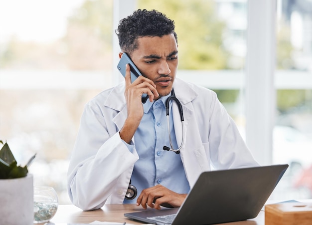 Bureau d'appels téléphoniques ou médecin confus à l'hôpital pour communiquer des conseils ou une assurance en matière de soins de santé financiers