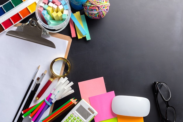 Bureau d&#39;artiste avec plein d&#39;objets de papeterie