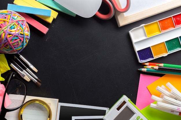 Bureau d&#39;artiste avec plein d&#39;objets de papeterie