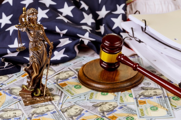 Photo bureau d'avocat statue de la justice avec des échelles et un marteau et de l'argent