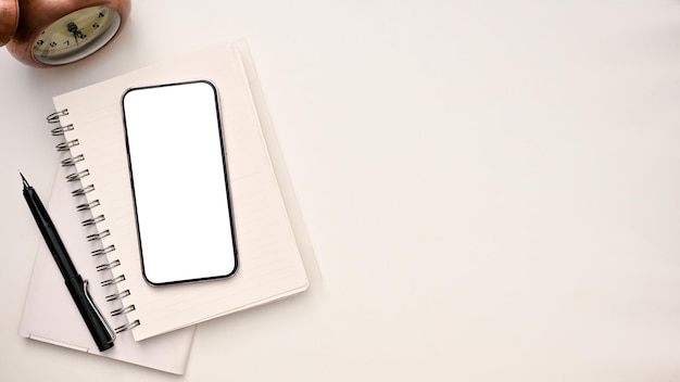 Bureau blanc minimal avec maquette d'écran blanc pour smartphone et espace de copie