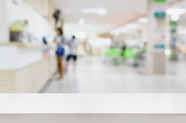 Photo un bureau blanc vide avec un fond d'hôpital flou