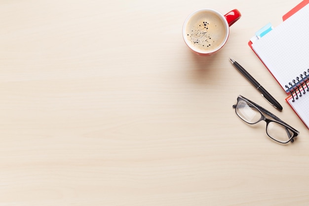 Bureau avec bloc-notes à café et verres