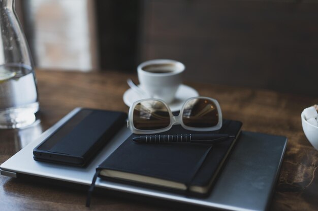 Bureau avec bloc-notes pour ordinateur portable et lunettes de soleil