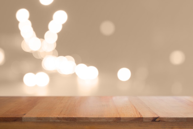 Bureau en bois avec abstrait bokeh lumière floue