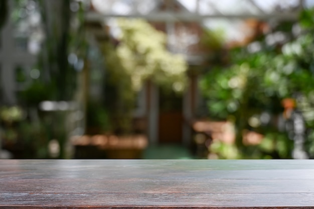 Bureau en bois en arrière-plan de jardin avec une table vide.