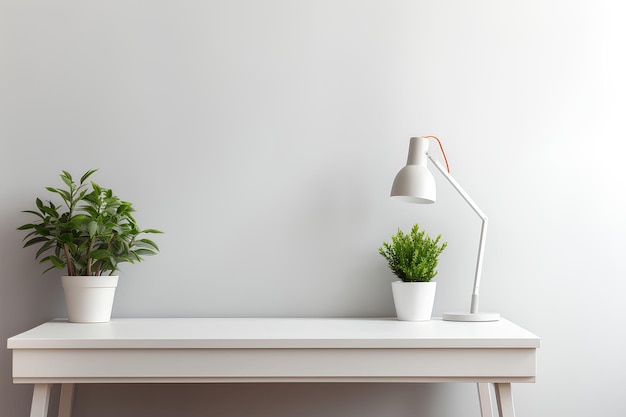 un bureau en bois blanc avec une lampe par quelques plantes