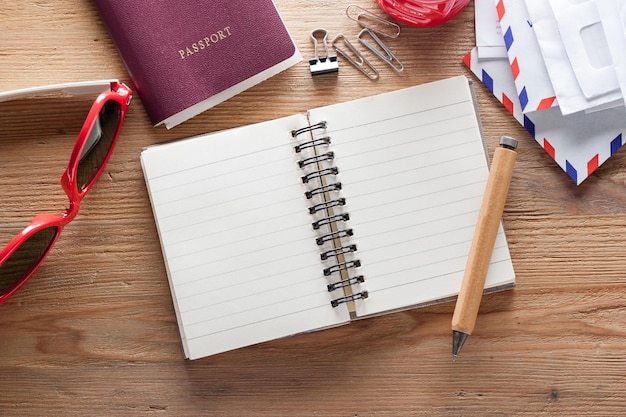 Bureau en bois avec concept d'écriture de fond de papier de cahier vierge